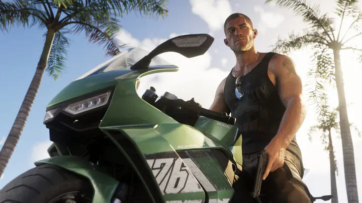 Jason Duval بجانب دراجة نارية في لقطة رسمية من GTA VI