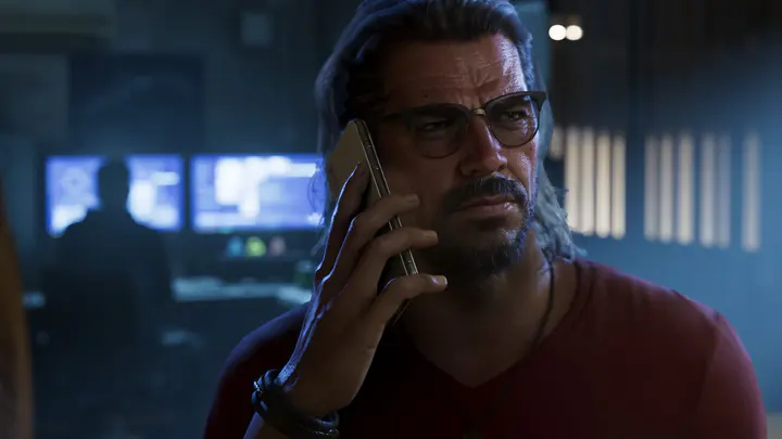 Raul Bautista يتحدث على الهاتف في لقطة رسمية من GTA VI